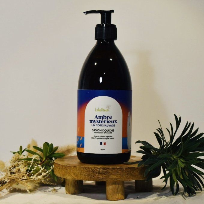 Savon douche liquide parfum Ambre Mystérieux dans son flacon en verre rechargeable, formule bio aux
