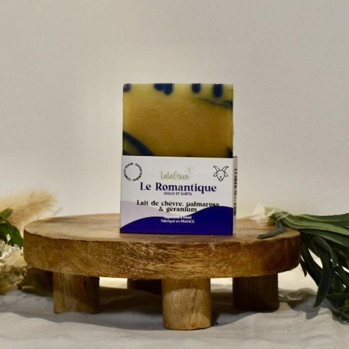 Savon bio Le Romantique au lait de chèvre, palmarosa et géranium, d'une douce couleur bleue, fabriqu